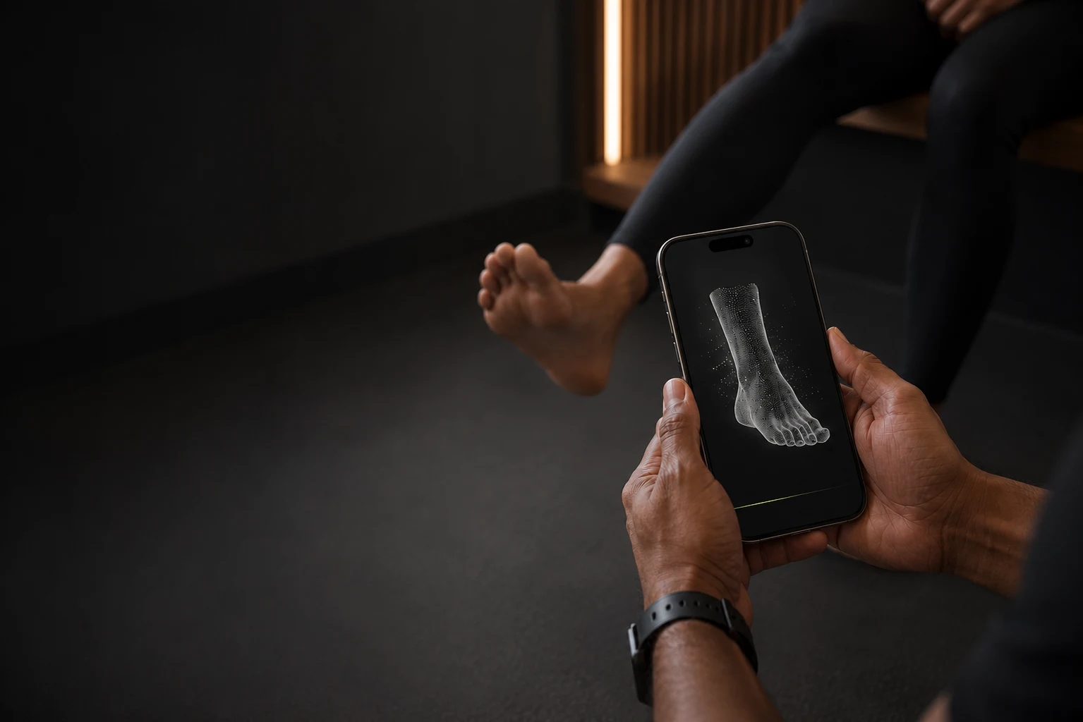 Customer receiving a MERCURO digital 3D foot scan.